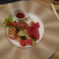 海鮮たっぷりの前菜！本マグロとホタテと海老が絶品！