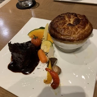 牛頰肉の煮込み料理が、柔らかく大変美味しかったです！