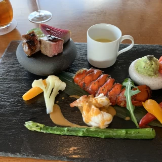 ゴージャスなワンプレート料理。色合いが美しく、美味でした