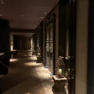 チャペルから披露宴会場までの道は幻想的な光で飾られ素敵でした