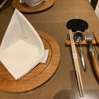 桜の樹で作ったお皿だそうです。