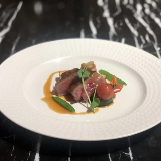 試食会の肉料理