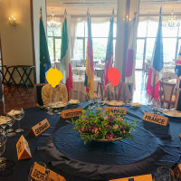 サミットで各国が食事したテーブルがあり、記念撮影
