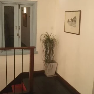 二階部分です。窓枠の色が水色で可愛いです