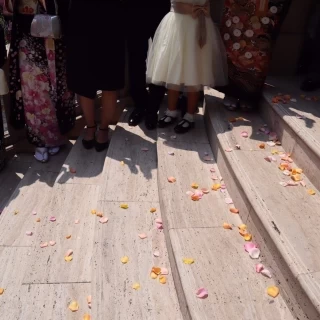 チャペル外の階段でフラワーシャワーをしました。