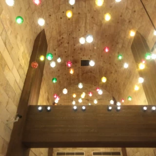 天井のカラフルな照明