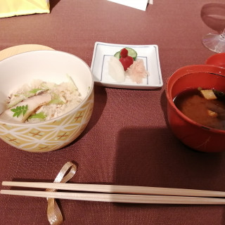 和洋中の三国料理の和食・鯛飯と赤だし味噌汁、ひょうたん漬物等