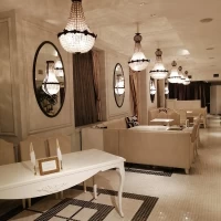 シャンデリアが素敵な受付、待ち合い