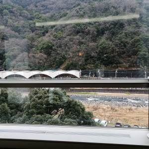 披露宴会場を出たら目の前が箱根湯本駅と自然|556383さんの湯本富士屋ホテルの写真(970917)