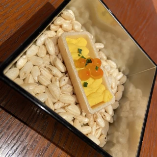 ミモザを使ったアミューズです。