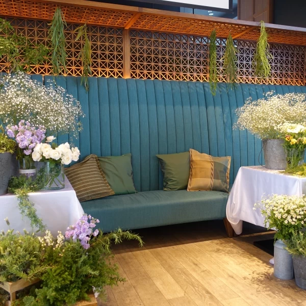 お洒落で品のある会場！独特な高砂が素敵でした」｜高砂がソファになっ