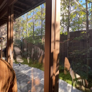 披露宴会場へ向かう庭。俥夫さんの赤の番傘と緑が素敵でした。