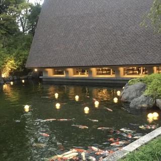 チャペル外観(横に池が隣接)