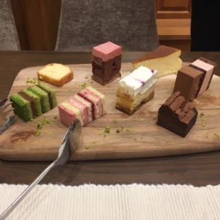 提供していただいた種類様々なケーキビュフェです。
