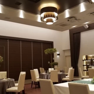 落ち着いたブラウン調の会場です。