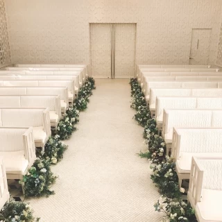 真っ白で可愛らしいチャペル