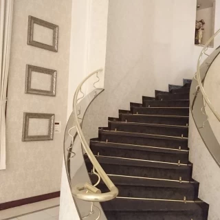 階段入場。両側らせん階段です。