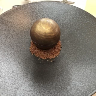 デザートです。上からチョコソースをかけてもらいました。