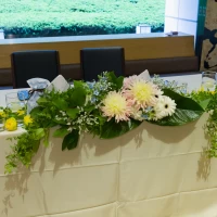 新郎新婦が座るメイン卓の装花です。