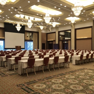 結婚式のレイアウトではありませんが、天井が高く広い会場です