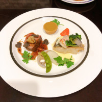 トリュフソースの松坂とクリームソースの真鯛と安納芋タルト。