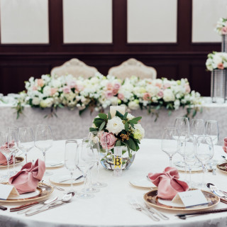 テーブルクロスはアイボリー、花は白とアンティークピンク