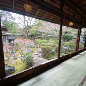 大きな窓から素敵な庭園が見られます。|557048さんの料亭 か茂免の写真(997760)