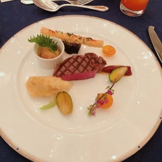 試食会の肉料理