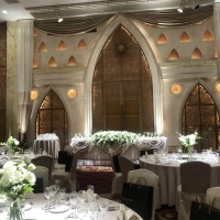 窓は無いですが天井の高さが空間を広く感じさせます