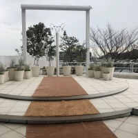 外で集合写真が撮れます。雨でしたが海はちゃんと見えました