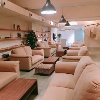 ゲストの待合室です。大きなソファーが並べられ、広かったです。