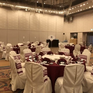 60人を8卓に分けました。