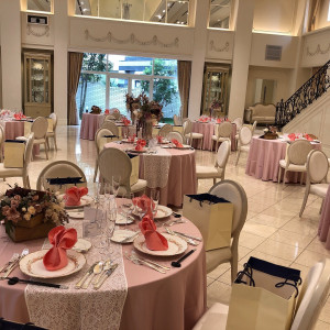 ピンク色の映えるテーブル|557436さんのアニヴェルセル神戸（ウエディング取扱終了）の写真(1051113)