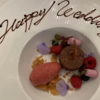 デザートのアイスとケーキは盛り付けが可愛らしかったです。