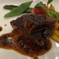 肉料理はトリュフ、フォアグラ、キャビアを使った贅沢なもの。