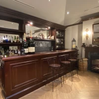 イギリス館のバーカウンターでゲストに好きなドリンクを提供。