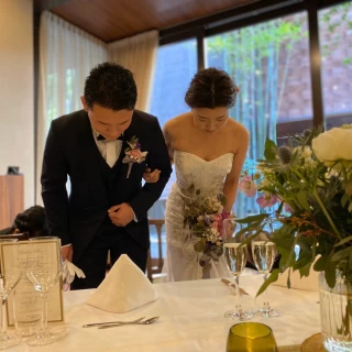参列者と近くでお話ができる距離の披露宴会場
