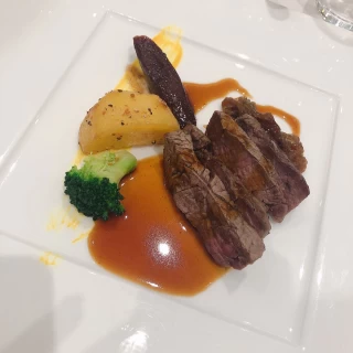 コース料理のメインの肉料理