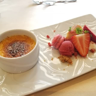 試食。ミニマカロンが可愛いし、プリンがとにかく美味しい！！