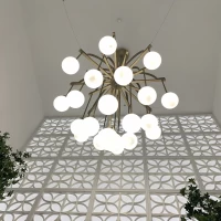 チャペルの上の電飾はお花のようで可愛らしく素敵です。