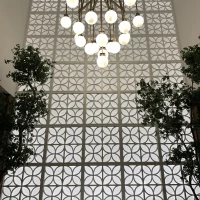 チャペルのガラスは派手でなく緑とも合っています。