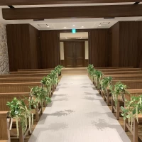 ドレスの色が映える色でバージンロードは作られています。