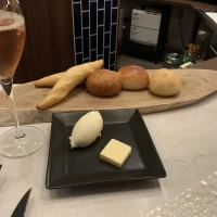 普通のバターとトリュフバターをつけて頂きました。