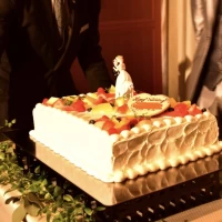 2人の人形が飾られた可愛らしいケーキでした