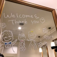 トイレの鏡にポスカでメッセージをかきました