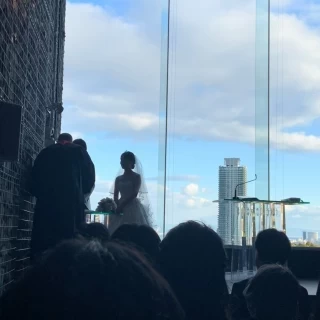 青空とともに神戸の町並み、ビルが見えます