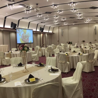 白基調の会場