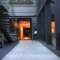 駅から地下道を歩きたどり着く入り口。
