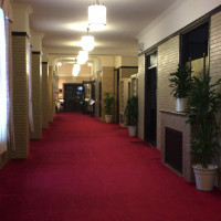 赤い絨毯が敷かれた廊下