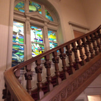 階段とステンドグラス。